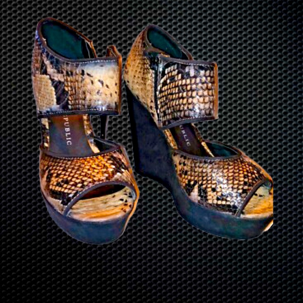 Rock & Republic Dylan faux Snakeskin Wedges Size 10